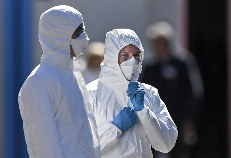 "Il virus muta e si indebolisce, ma è pericoloso prendere l'ascensore"