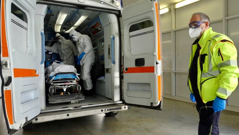 Un paziente positivo al Covid trasportato all'ospedale dall'ambulanza del 118