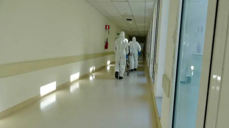Paziente positivo al Covid trasportato nel reparto di terapia intensiva dell'ospedale di Trieste