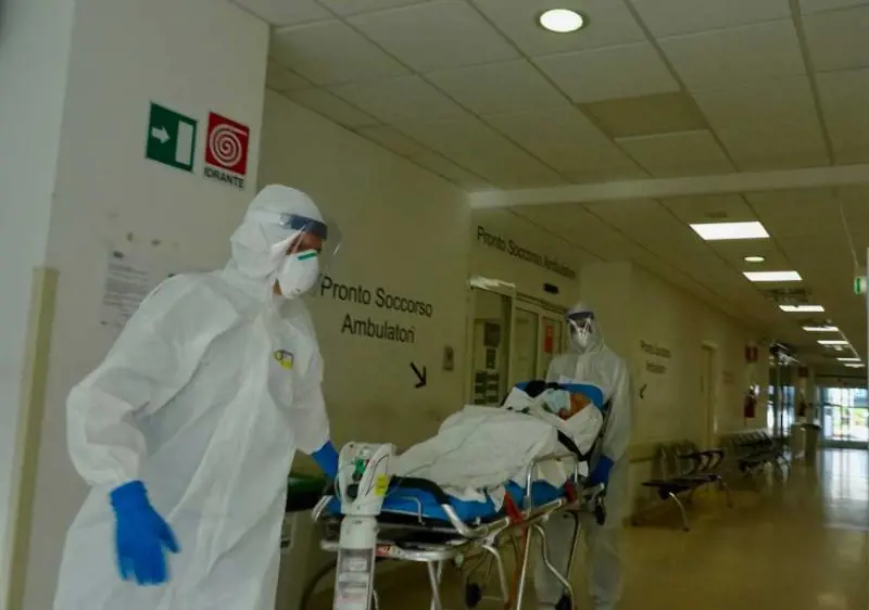 Paziente positivo al Covid trasportato nel reparto di terapia intensiva dell'ospedale di Trieste