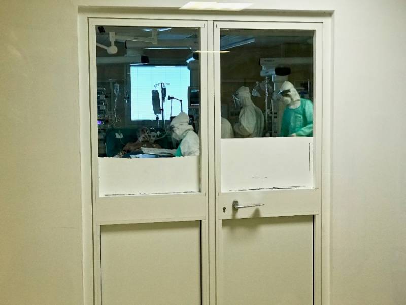 L'ingresso alla terapia intensiva dell'ospedale Cattinara di Trieste con i pazienti Covid