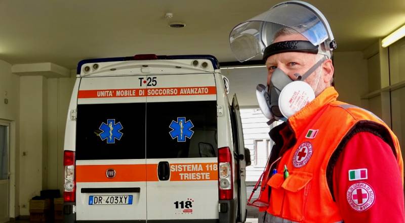 Operatore della Croce rossa all'accettazione dell'ospedale Maggiore di Trieste