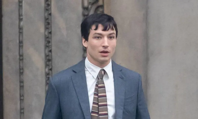 Nuovi guai per l'attore Ezra Miller: casa piena di marijuana e pistole 