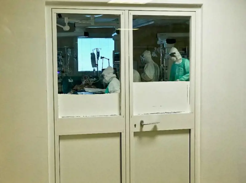 L'ingresso alla terapia intensiva dell'ospedale Cattinara di Trieste con i pazienti Covid