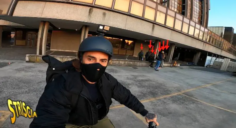 Vittorio Brumotti torna sul luogo dell’aggressione: “La mia è una vocazione, come la fede dei preti”