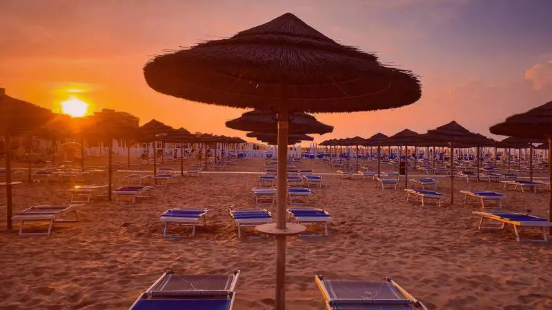 La Romagna aiuta i balneari, la Toscana li blocca