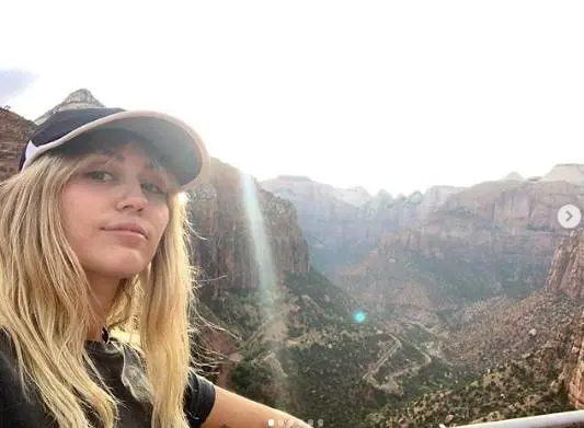 "Ha iniziato a disintegrarsi". Miley Cyrus in terapia intensiva: cosa è successo