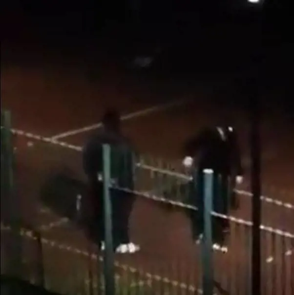 Partita selvaggia di calcetto in piena notte: nuove violazioni delle norme anti-Covid-19