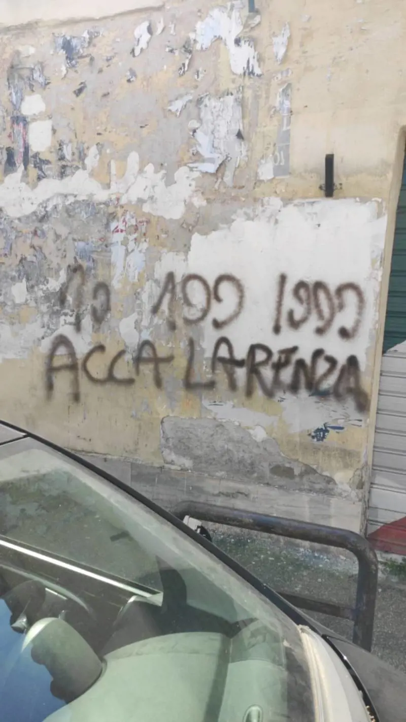 Il lockdown non ferma i vandali antifà, imbrattata ex sede del Msi