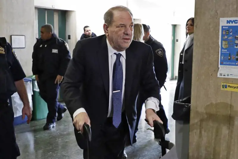 La rivelazione nel libro: "Weinstein aggredì la ragazza preferita di Epstein"