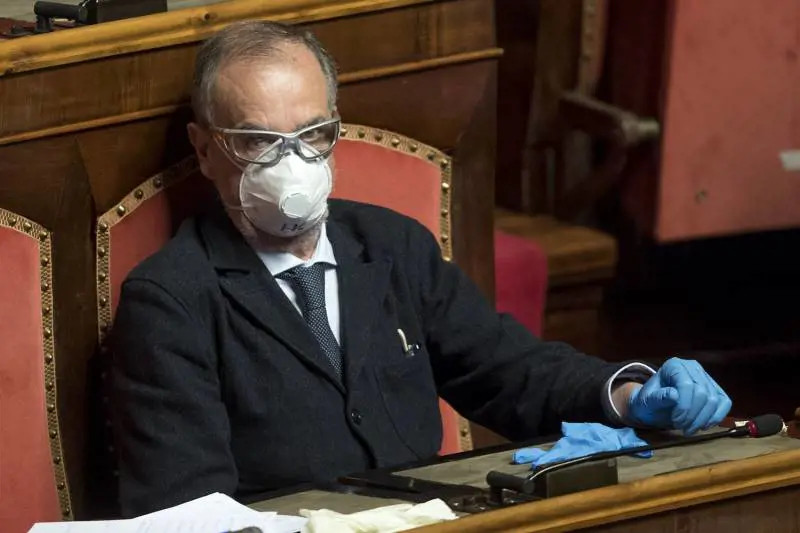 Calderoli ai senatori: "Chi è senza mascherina non è eroe, ma pericolo"