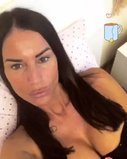 "Hai 50 anni, ripigliati", lo scatto hot di Antonella Mosetti non piace