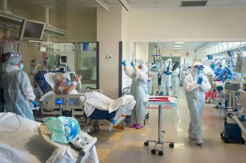 Covid come malattia terminale: in Francia si usa il farmaco per la dolce morte