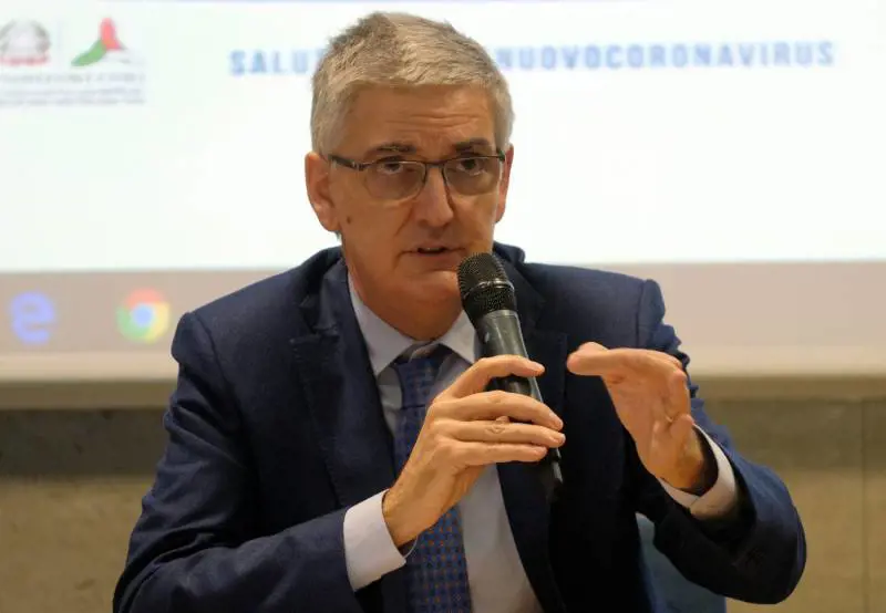Brusaferro: "Virus rallenta ma assembramenti da evitare". E le vacanze estive sono un rebus