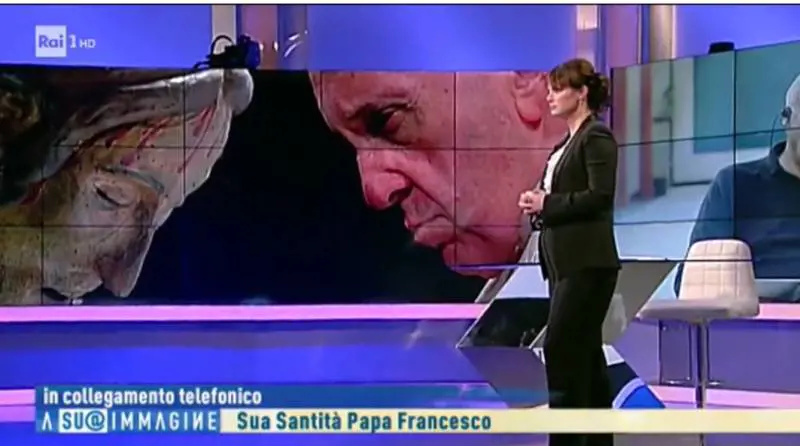 Il Papa e la telefona in tv: "Penso ai crocifissi della pandemia"