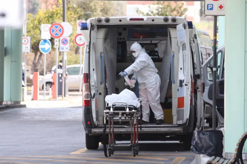 Il capo del 118 ​accusa i medici di base: "Non filtrano i casi lievi"