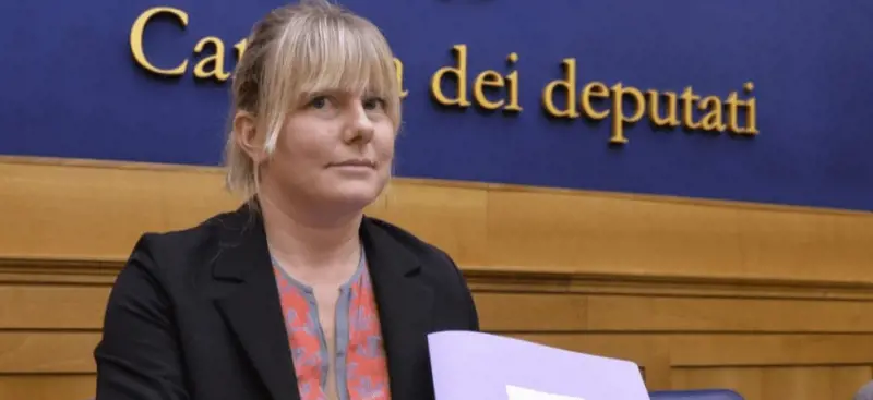 Deputata ex M5S fermata sulla Roma-Ostia: "È per lavoro". Ma scatta la multa