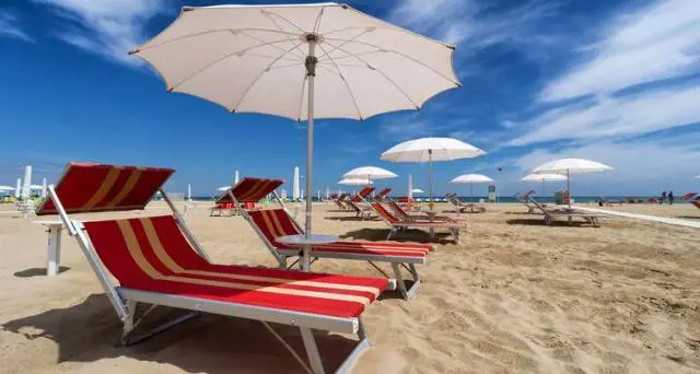 Allerta per il weekend al mare: vietato prendere il sole