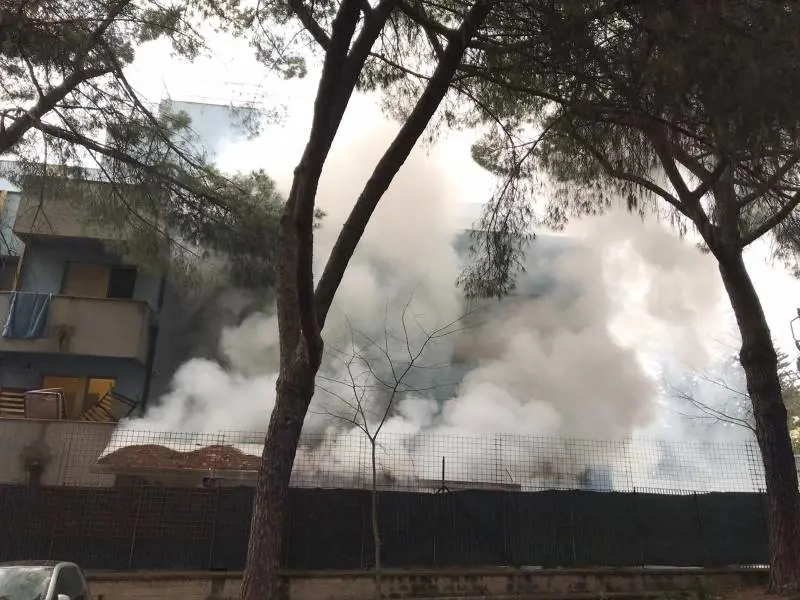 La rivolta dei migranti in quarantena, per uscire danno fuoco al centro d'accoglienza 