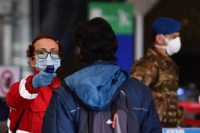Pannelli, termoscanner e niente riunioni: come cambia la vita negli uffici