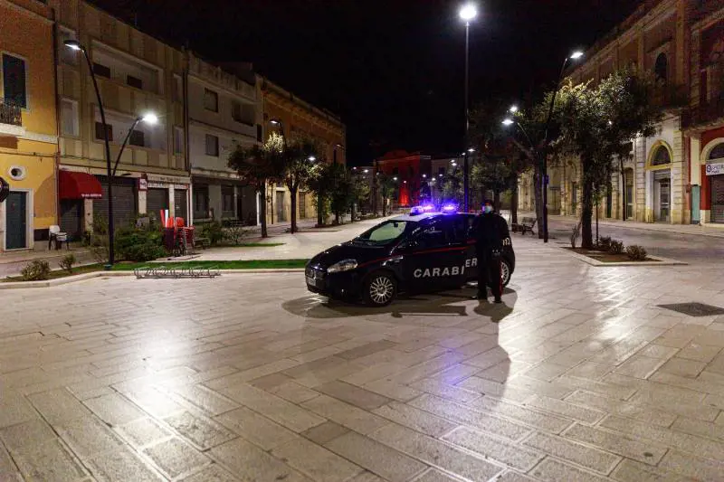 Abbassa la mascherina al carabiniere e gli sputa in faccia