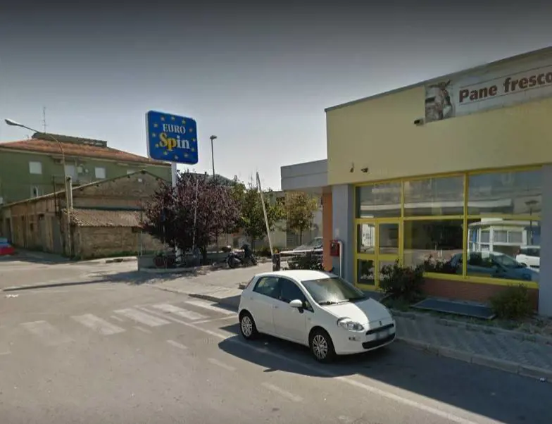 Pescara, nigeriano senza mascherina pretende di entrare all'Eurospin