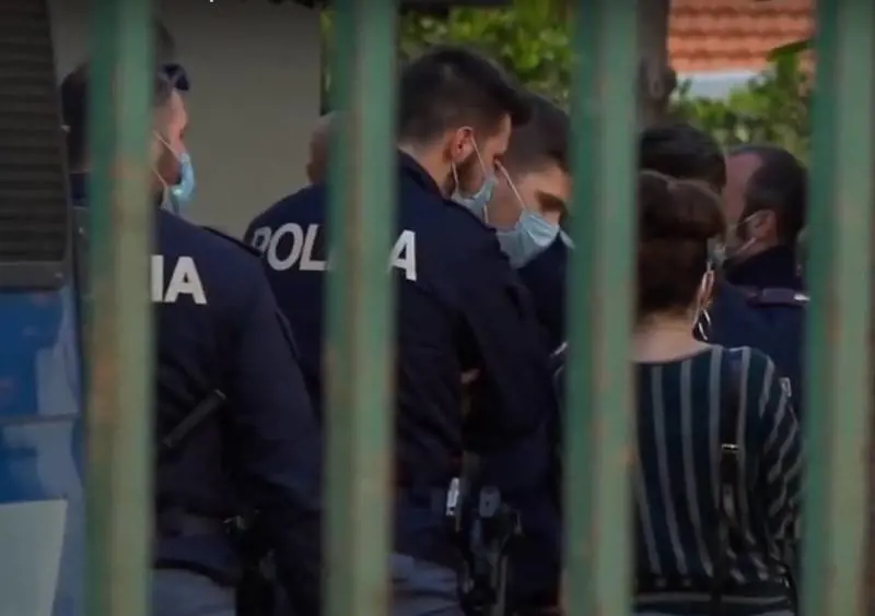 Milano, tensioni per sgombero abusivi egiziani: 40 contro gli agenti