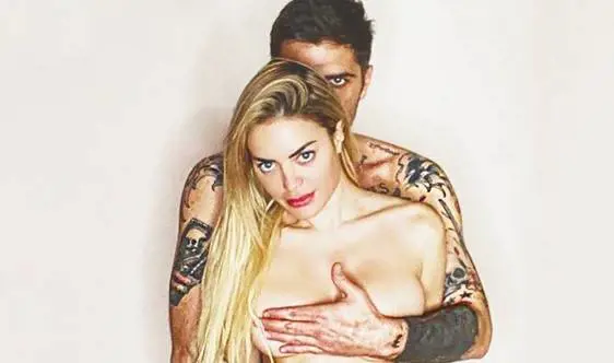 Luigi Favoloso ed Elena Morali nudi sui social. Ma gli utenti protestano: "Volgari"