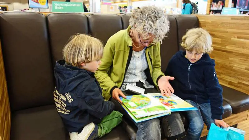 Bonus baby sitter ora è anche per i nonni: come richiederlo