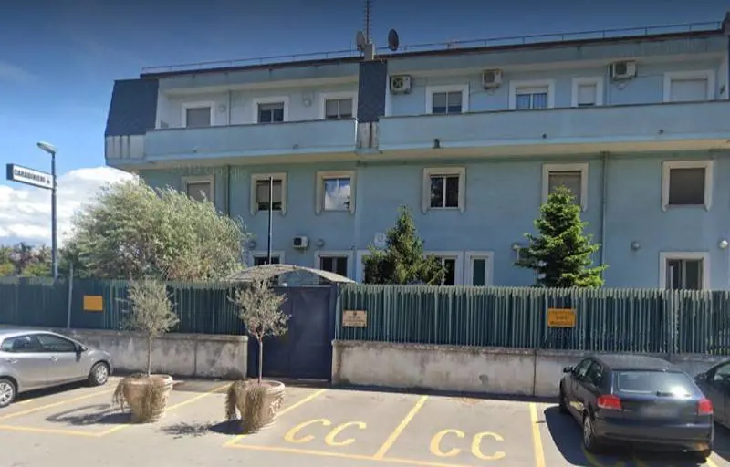 Scafati, 29enne aggredisce amico con una sega, poi attacca la madre