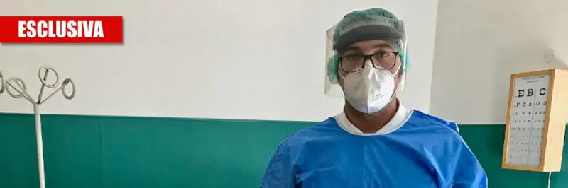 Carezze, maschere strappate e foto dei nipoti. Tra i nonni in isolamento dell'Itis di Trieste