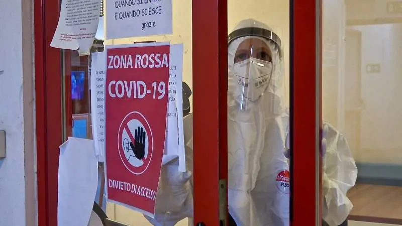 Silvia Abate coordinatrice infermieristica dell'Itis in una delle zone rosse della struttura per anziani