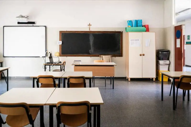 Violenza sessuale su studentessa: arrestato un prof mentre fa lezione