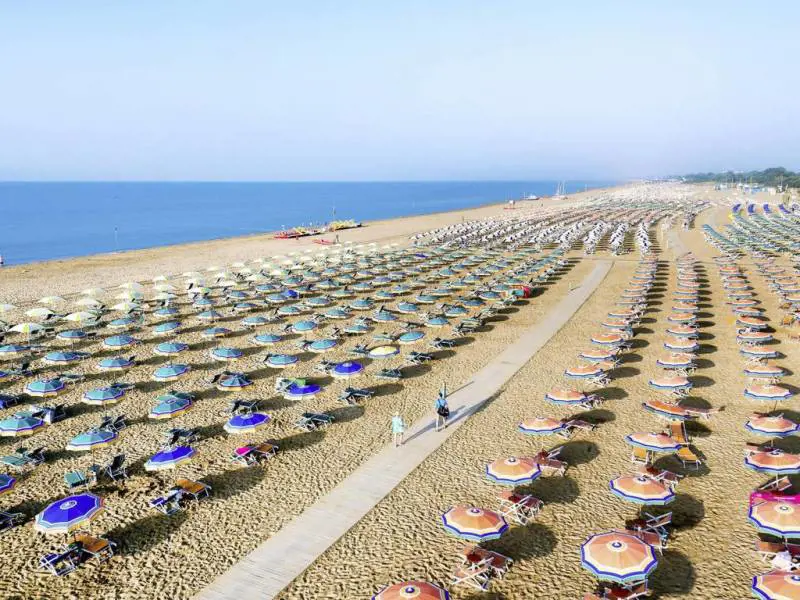 In spiaggia con l'app ed aree di 54 mq tra ombrelloni: mare e monti in cerca di turisti