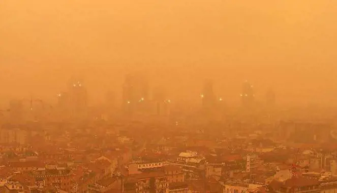 Maltempo, piogge e temporali su tutta Italia: nubi cariche di sabbia desertica