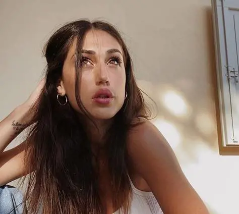 Cecilia Rodriguez si dedica alla lettura, ma il web nota un dettaglio: “Non mettere foto così”