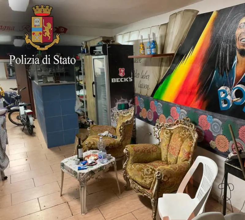 Latitante extracomunitario sorpreso con gli amici in una taverna