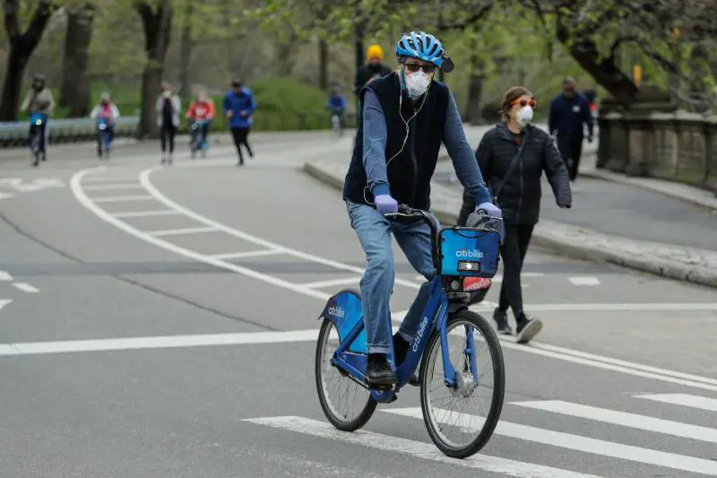 Il coronavirus non ferma Central Park: centinaia di persone al parco