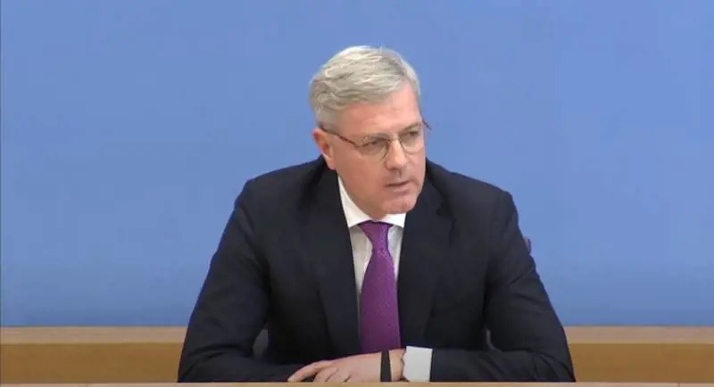 Il falco tedesco del dopo-Merkel vuole rovinarci: "Basta prestiti all'Italia"