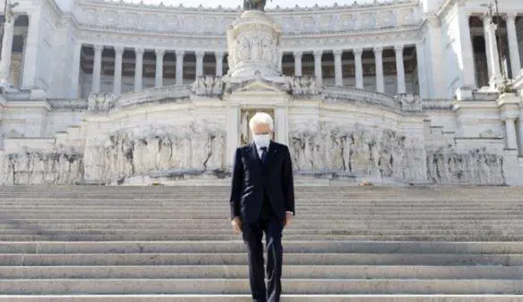 Mattarella celebra il 25 aprile da solo indossando la mascherina