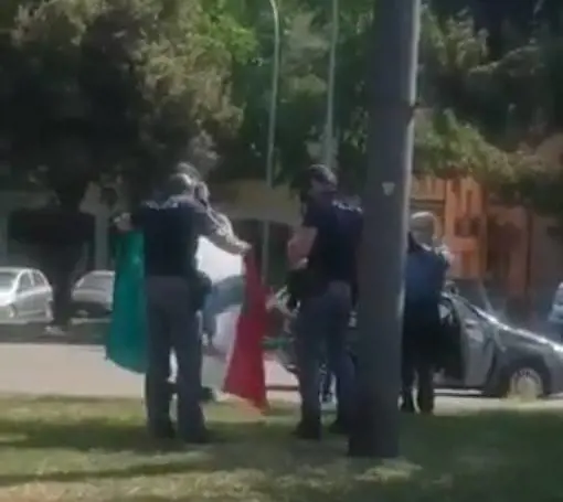 Liberazione, bandiera Salò sventola davanti allo stadio: polemiche
