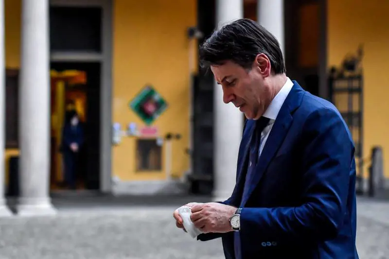 Ora Conte si inventa una scusa: "Non volevo essere d'intralcio"