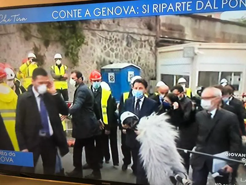 Coronavirus, quelle immagini di Conte che fanno arrabbiare gli italiani