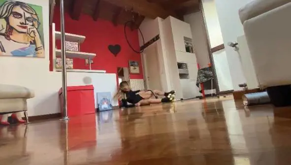 Maddalena Corvaglia alle prese con le (sexy) pulizie. Ma cade rovinosamente a terra