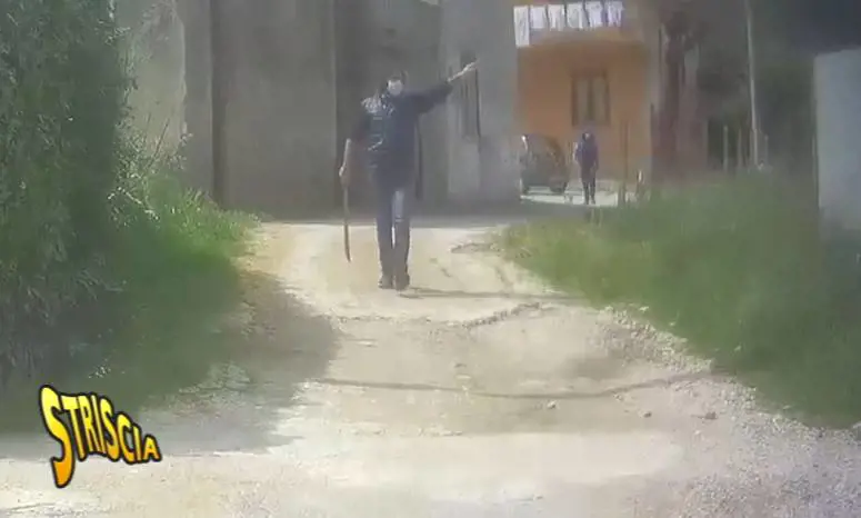 Striscia smaschera la truffa delle mascherine: Moreno Morello aggredito con la scimitarra