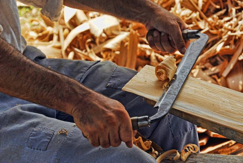 Artigiani in estinzione: in 10 anni persi 400mila lavoratori, l'idea del reddito salva botteghe