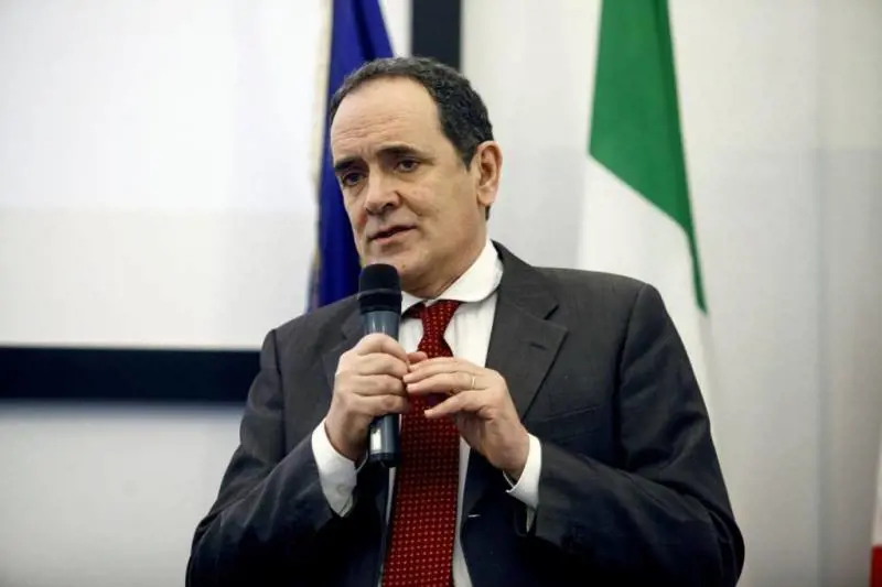 Tensione tra senatori: Mirabelli (Pd) finisce a terra dopo spintone