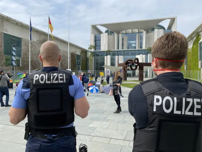 Germania, contagi in aumento. Migliaia in strada a Berlino