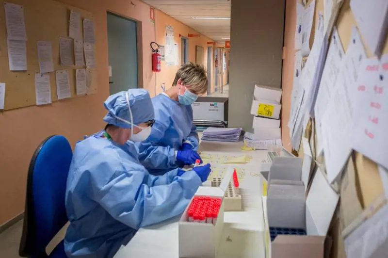 Coronavirus, i nuovi sintomi: orticaria, tremore e geloni