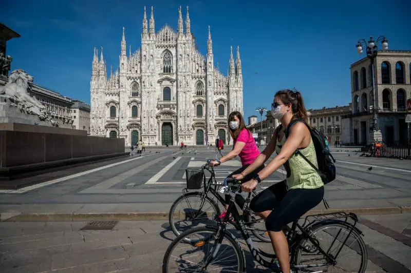 Metrò, corsa e caffè: Milano riparte (piano)